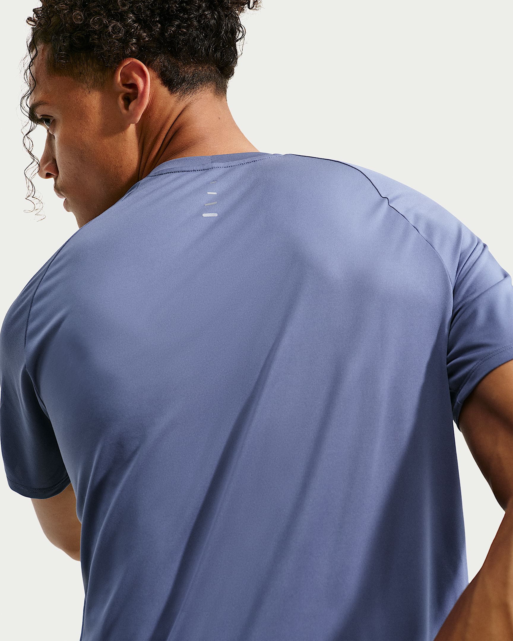 NIKE M NK DFADV STRIDE SS TOP DIFFUSED BLUE/REFLECTIVE SILV – Bild 2