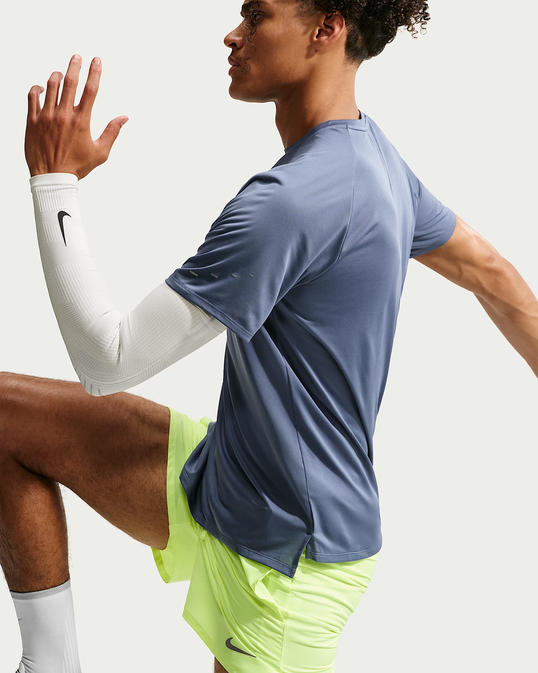 NIKE M NK DFADV STRIDE SS TOP DIFFUSED BLUE/REFLECTIVE SILV – Bild 3