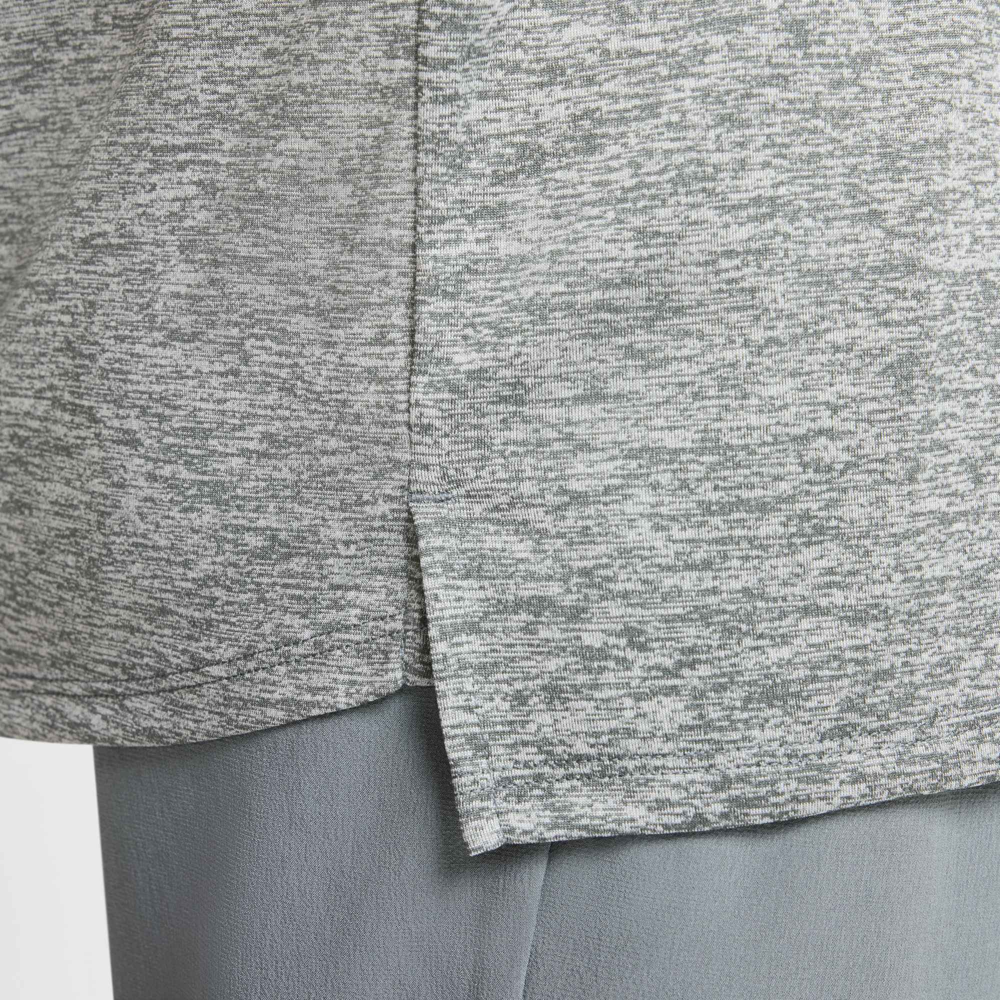 NIKE M NK DFADV STRIDE SS TOP SMOKE GREY/HTR/REFLECTIVE SILV – Bild 3