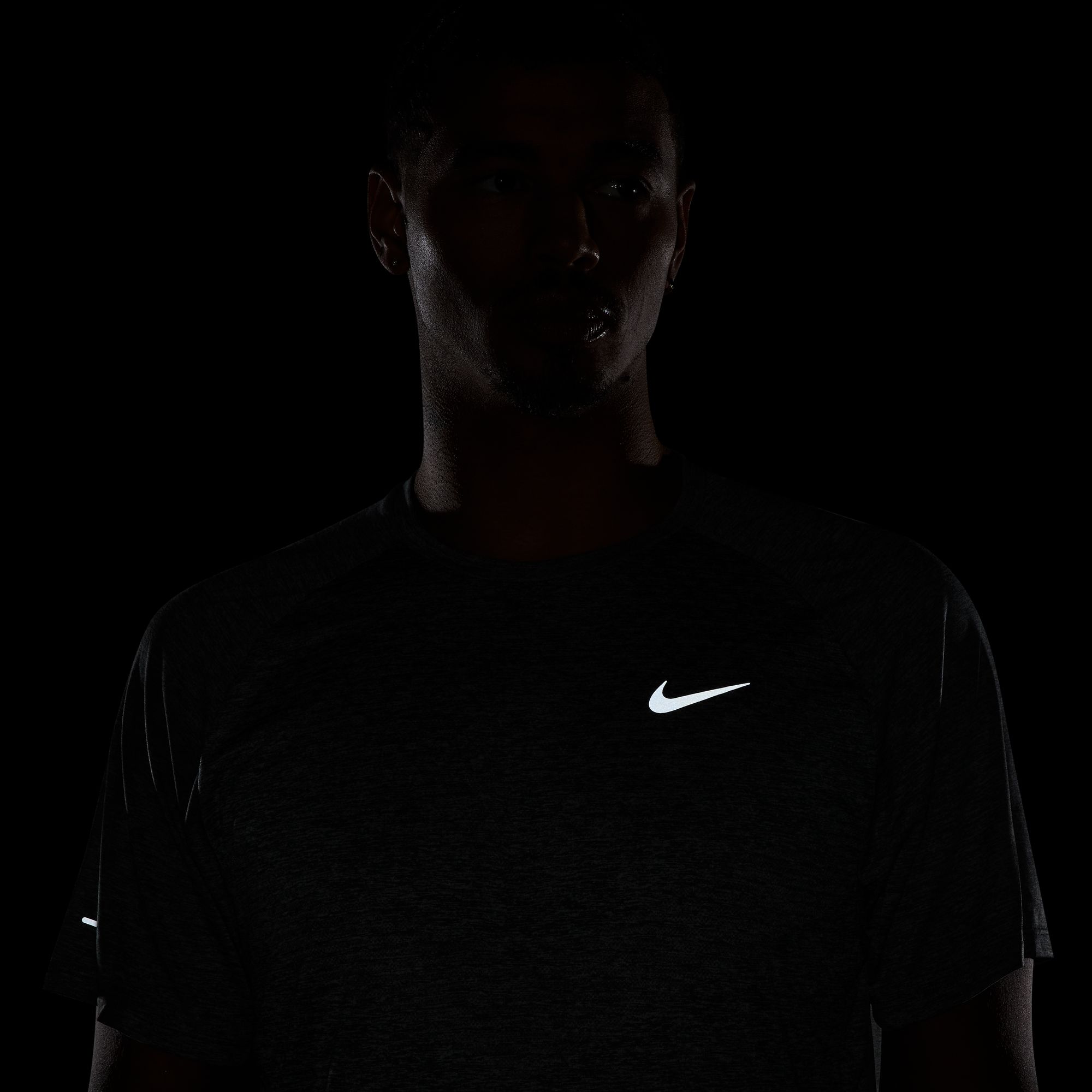 NIKE M NK DFADV STRIDE SS TOP SMOKE GREY/HTR/REFLECTIVE SILV – Bild 9