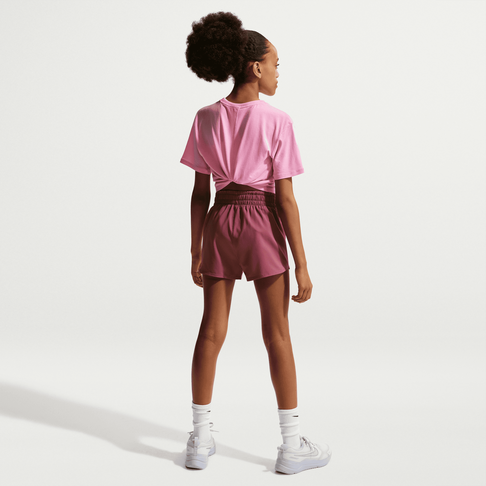 NIKE G NK DF ONE WVN HR SHORT PINK SMOKE/WHITE – Bild 4
