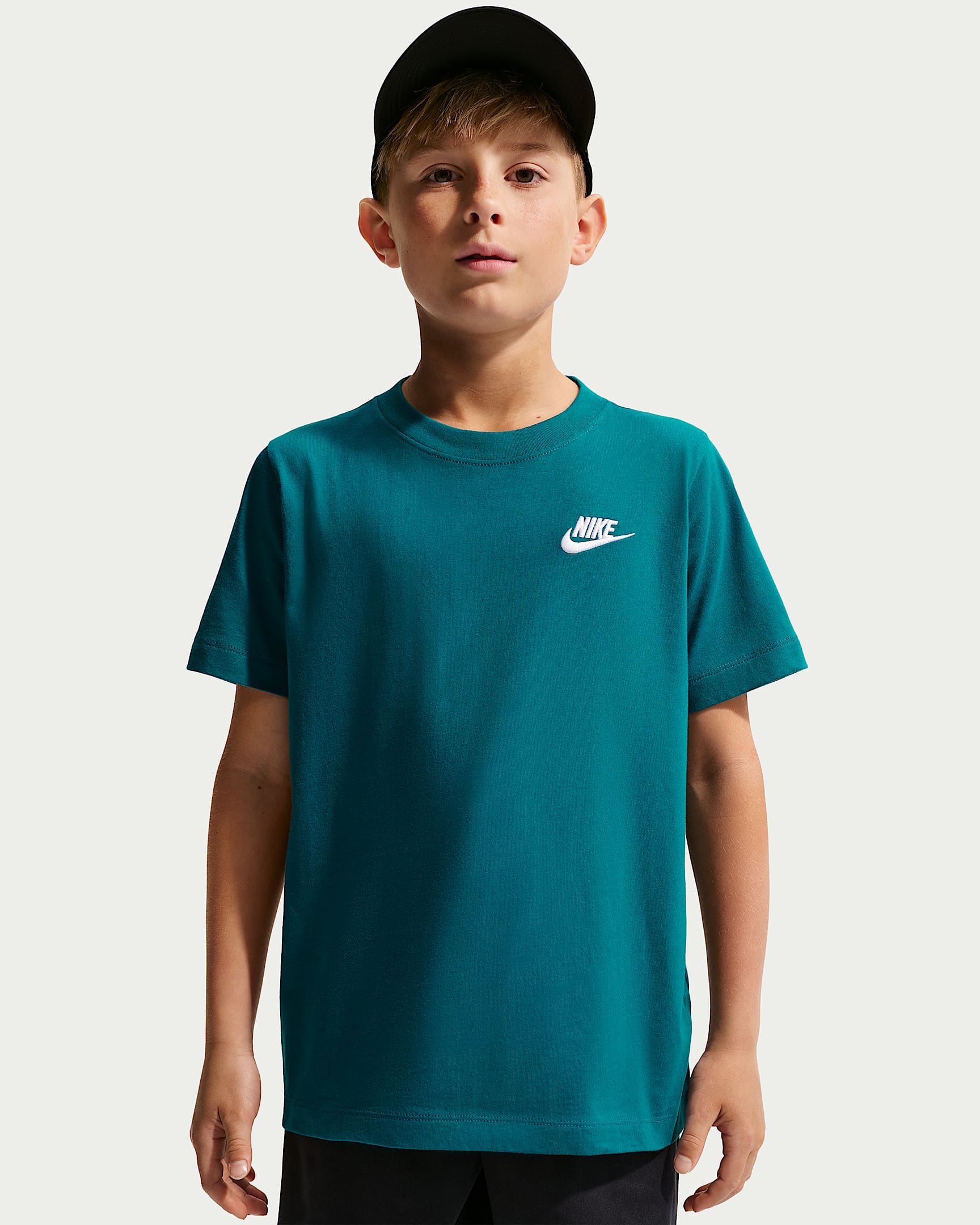 NIKE K NSW TEE EMB FUTURA LBR BRIGHT SPRUCE