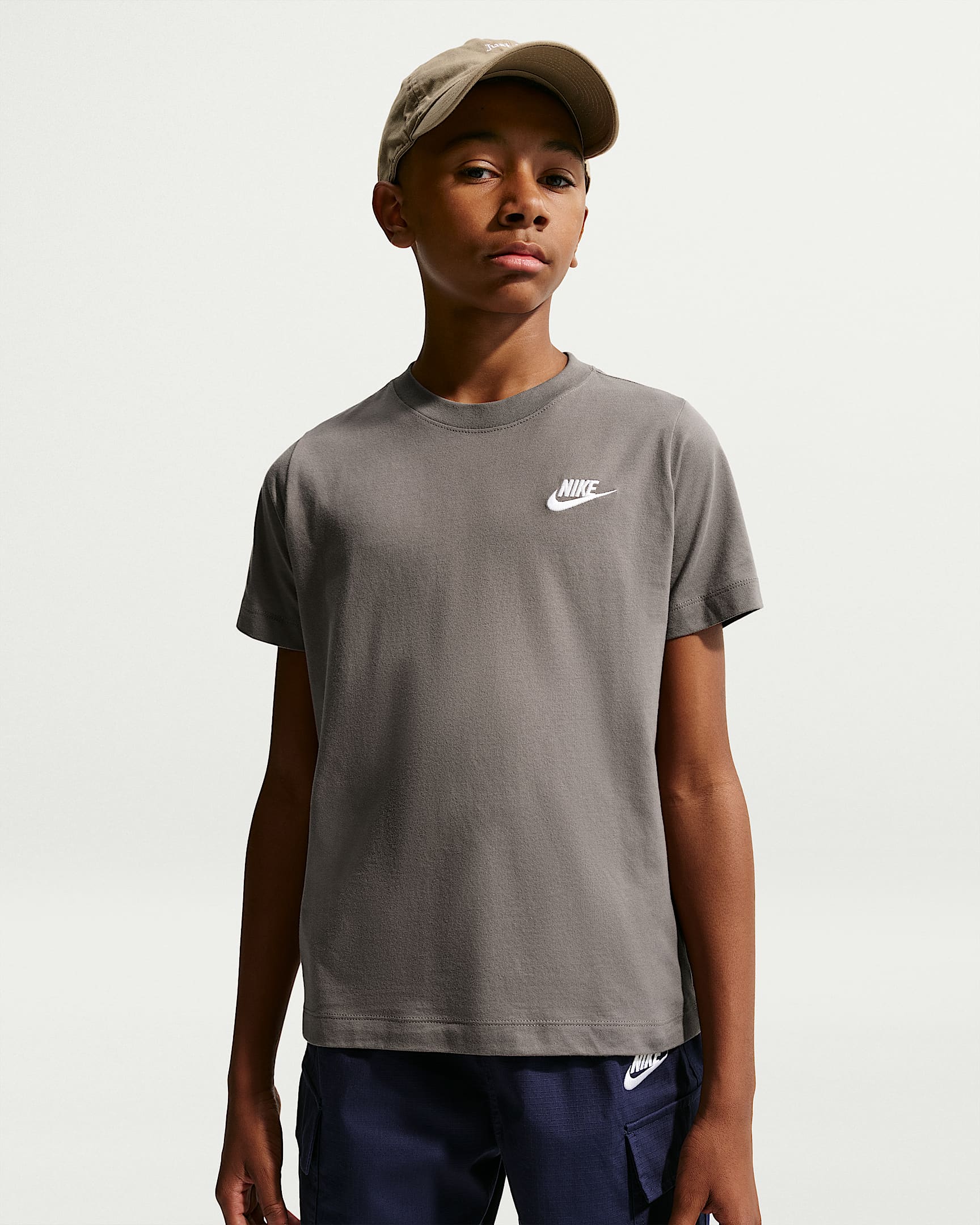 NIKE K NSW TEE EMB FUTURA LBR CAVE STONE
