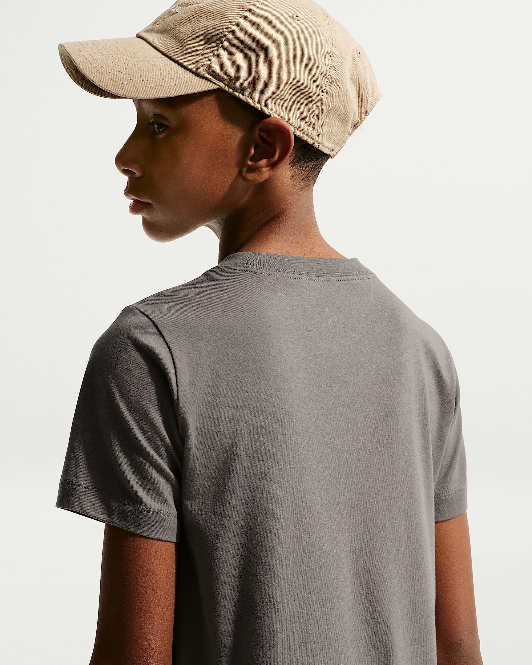 NIKE K NSW TEE EMB FUTURA LBR CAVE STONE – Bild 2