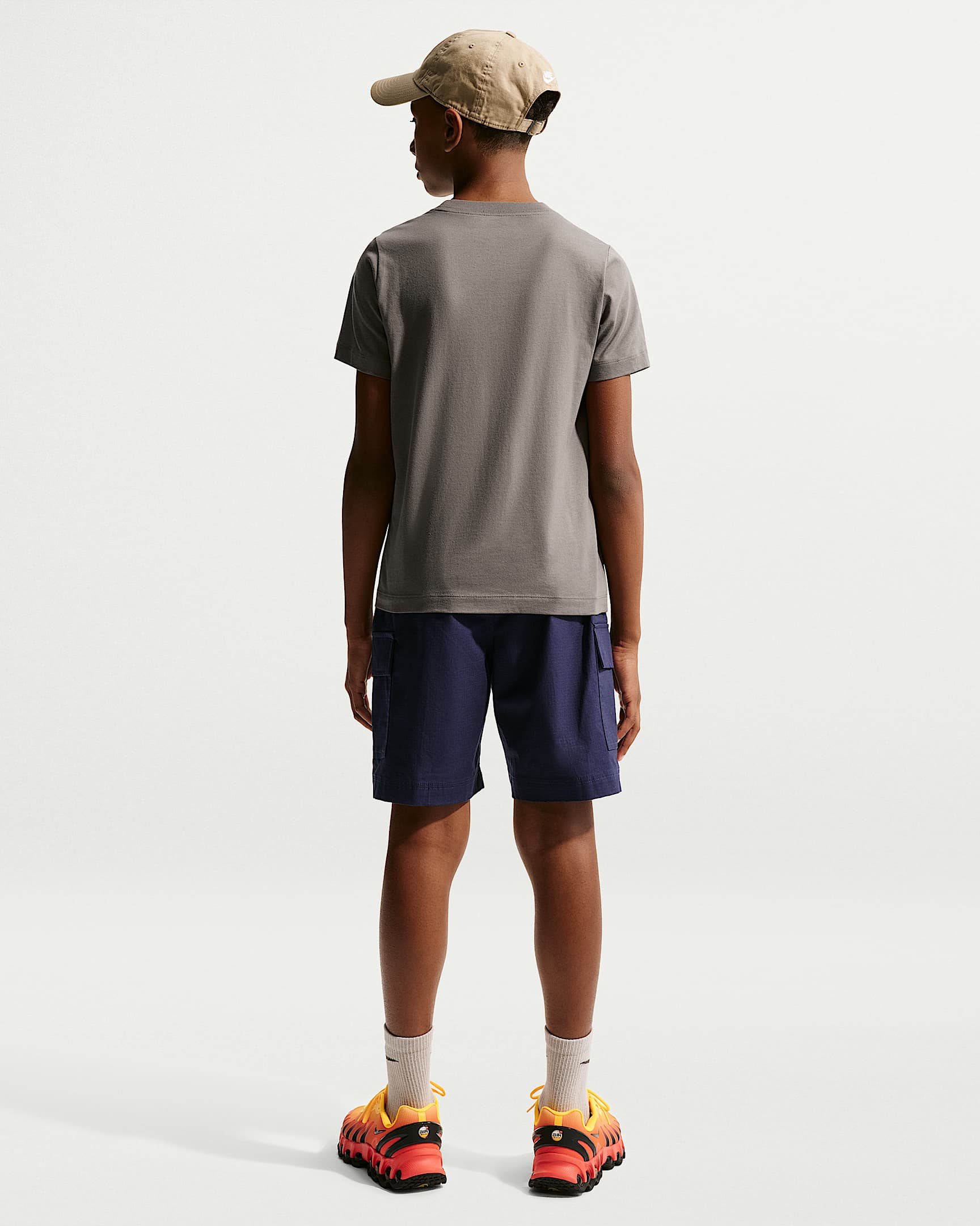 NIKE K NSW TEE EMB FUTURA LBR CAVE STONE – Bild 5