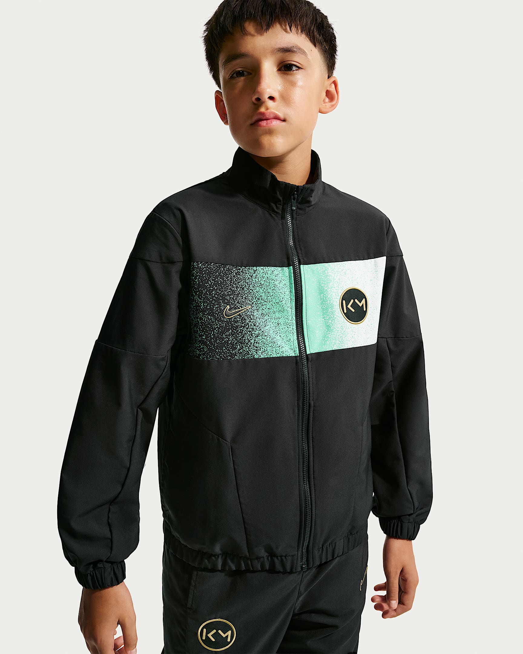 NIKE KM K TRACKSUIT WVN FZ BLACK/METALLIC GOLD – Bild 2