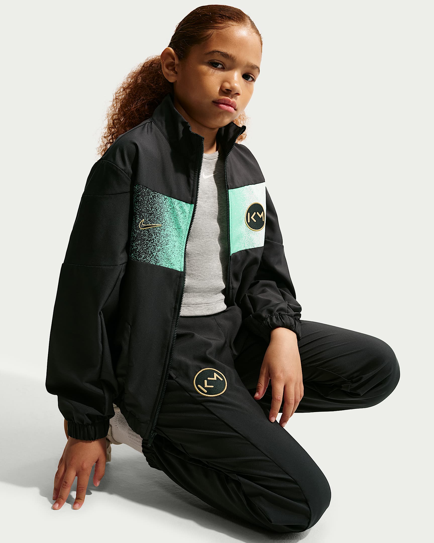NIKE KM K TRACKSUIT WVN FZ BLACK/METALLIC GOLD – Bild 4