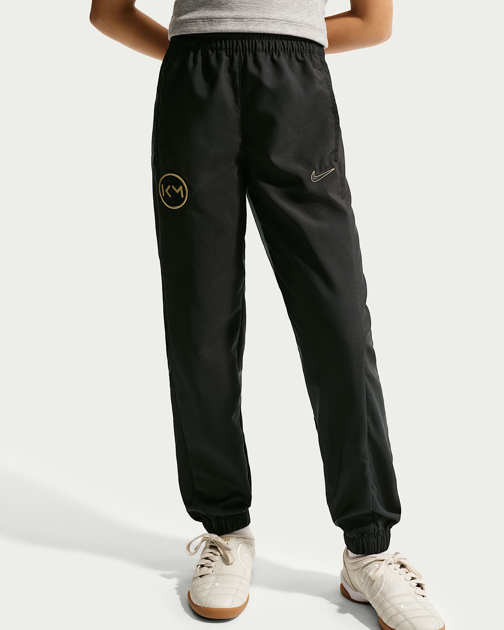 NIKE KM K TRACKSUIT WVN FZ BLACK/METALLIC GOLD – Bild 5