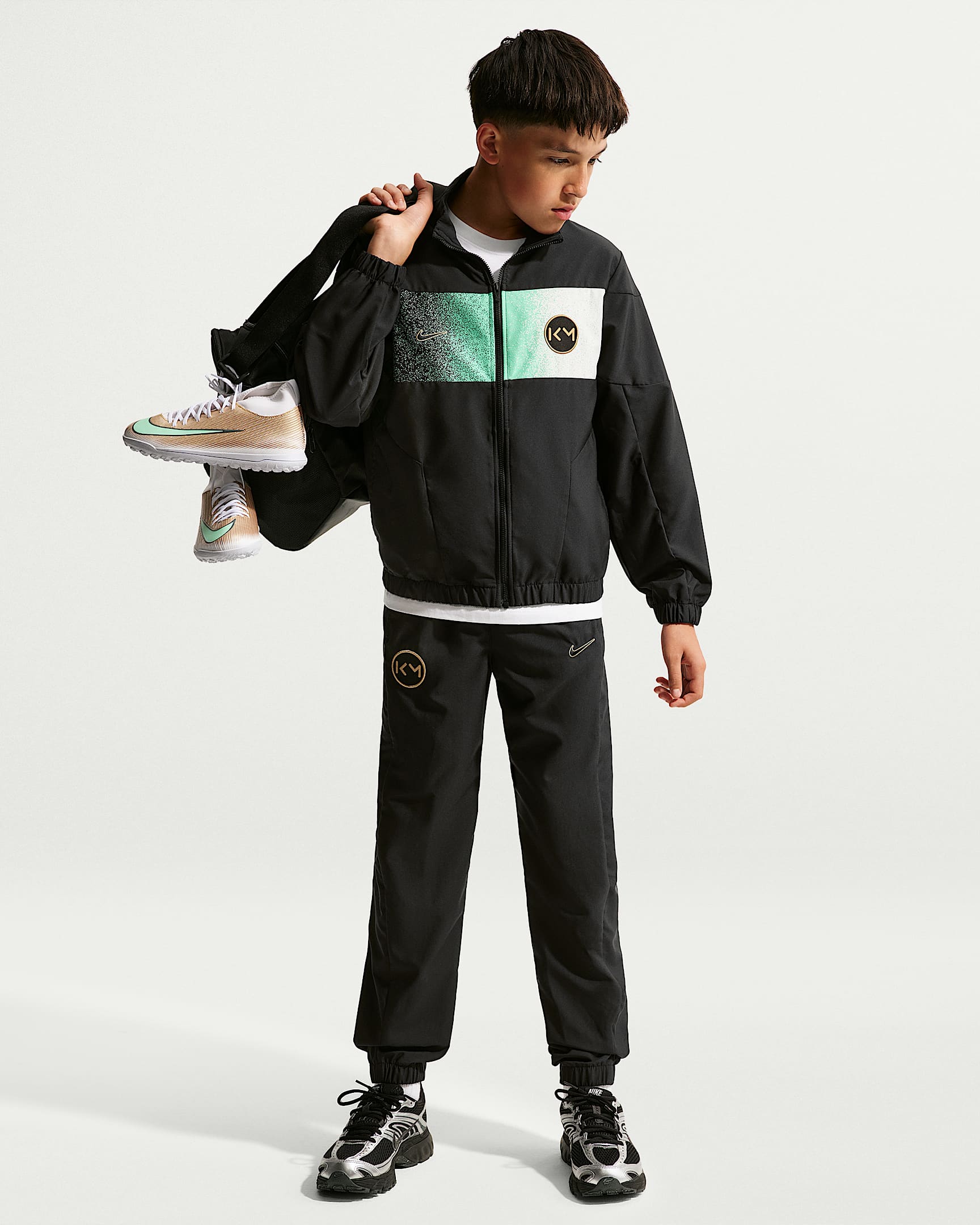 NIKE KM K TRACKSUIT WVN FZ BLACK/METALLIC GOLD – Bild 6