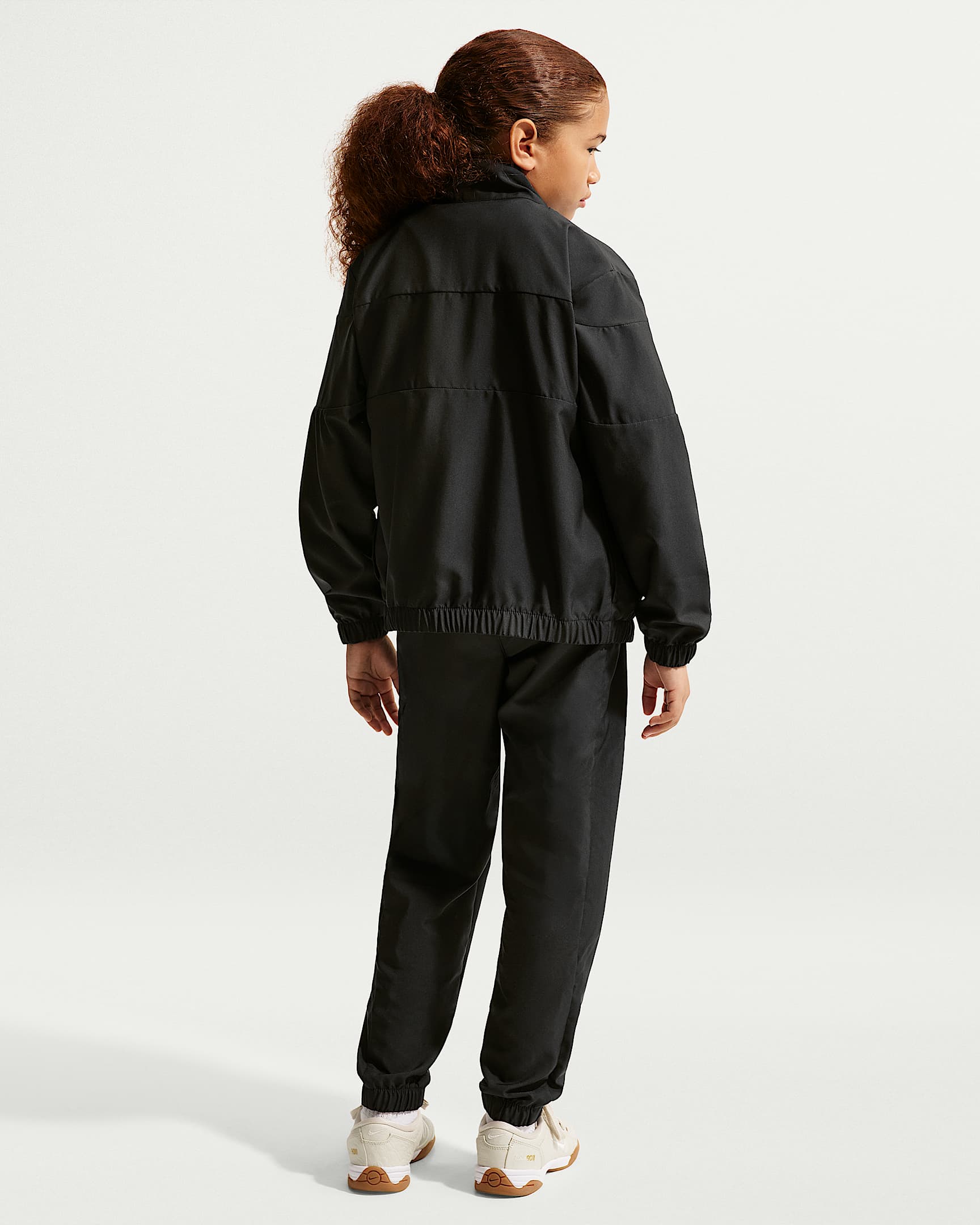 NIKE KM K TRACKSUIT WVN FZ BLACK/METALLIC GOLD – Bild 7