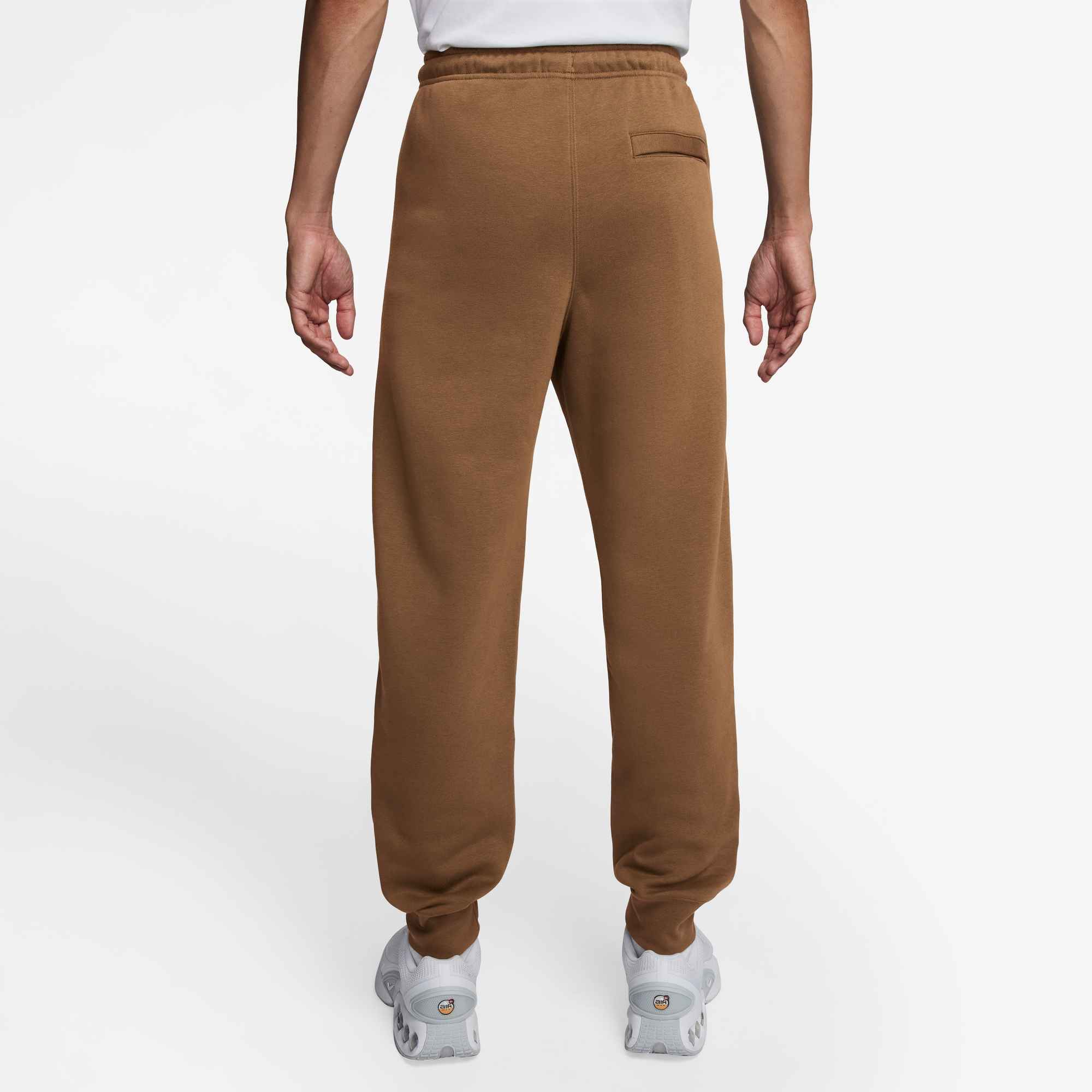 NIKE M NK CLUB BB JOGGER ALE BROWN/ALE BROWN/WHITE – Bild 2
