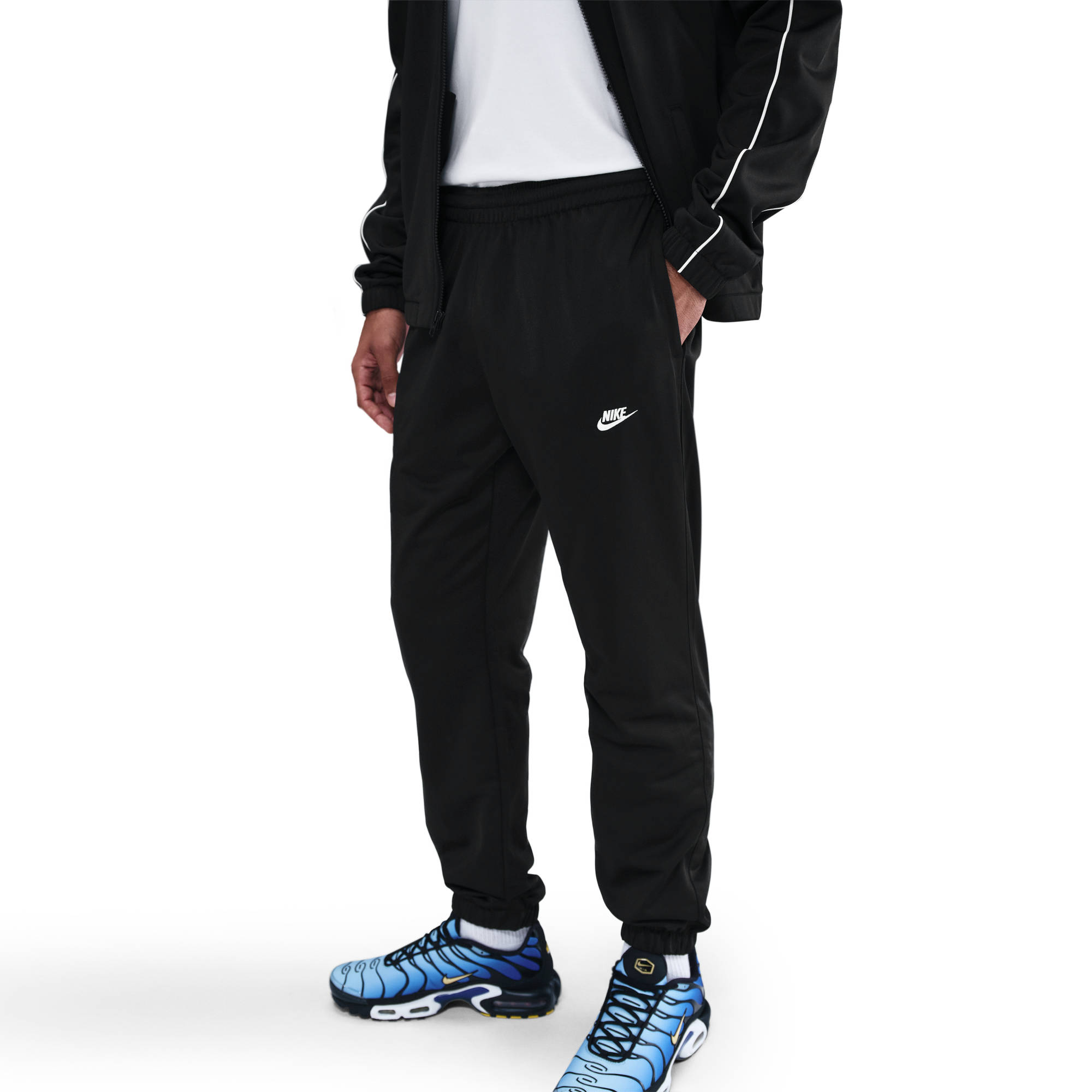 NIKE M NK CLUB PK TRK SUIT BLACK/BLACK/WHITE/WHITE – Bild 6
