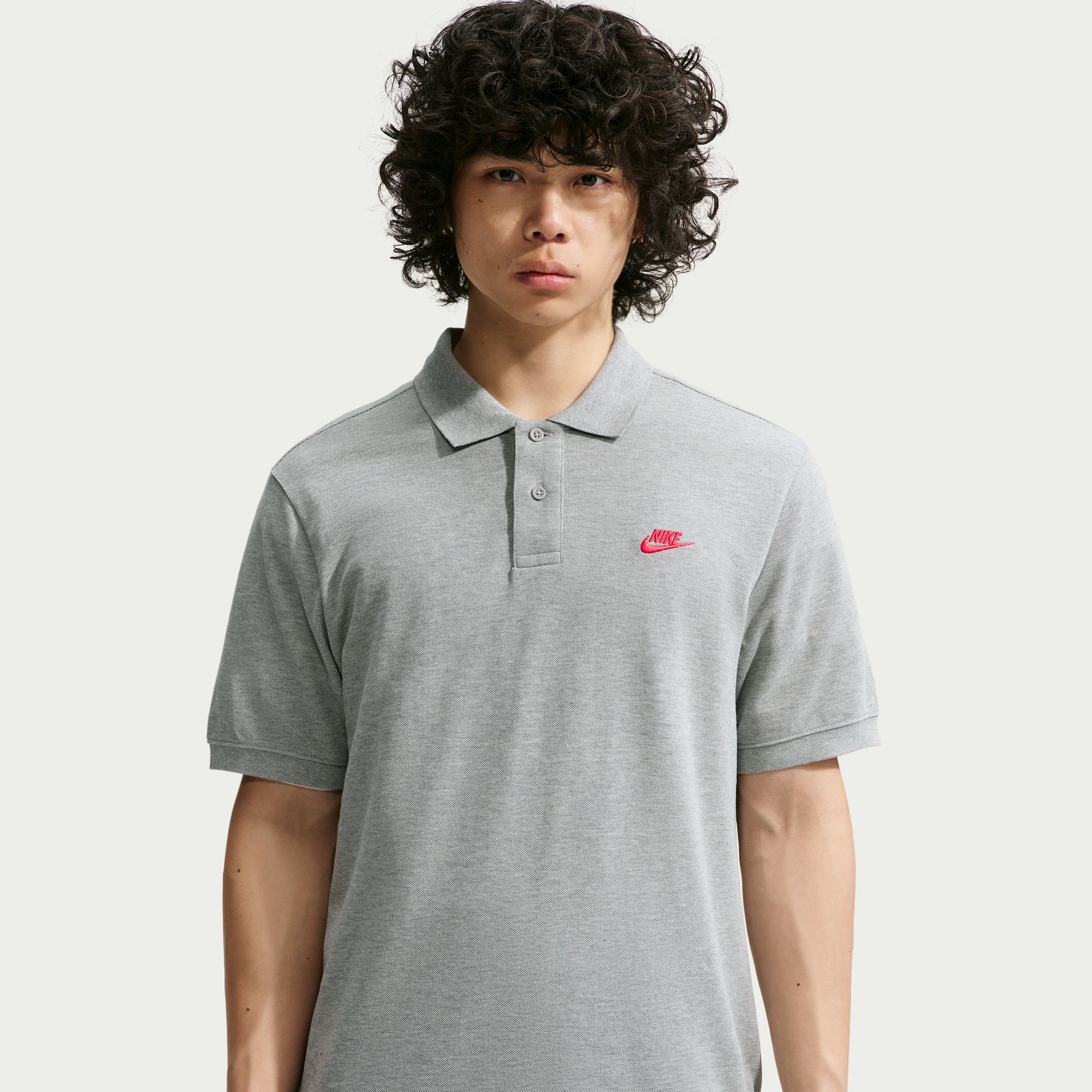 NIKE M NK CLUB SS POLO PIQUE DK GREY HEATHER/UNIVERSITY RED – Bild 3