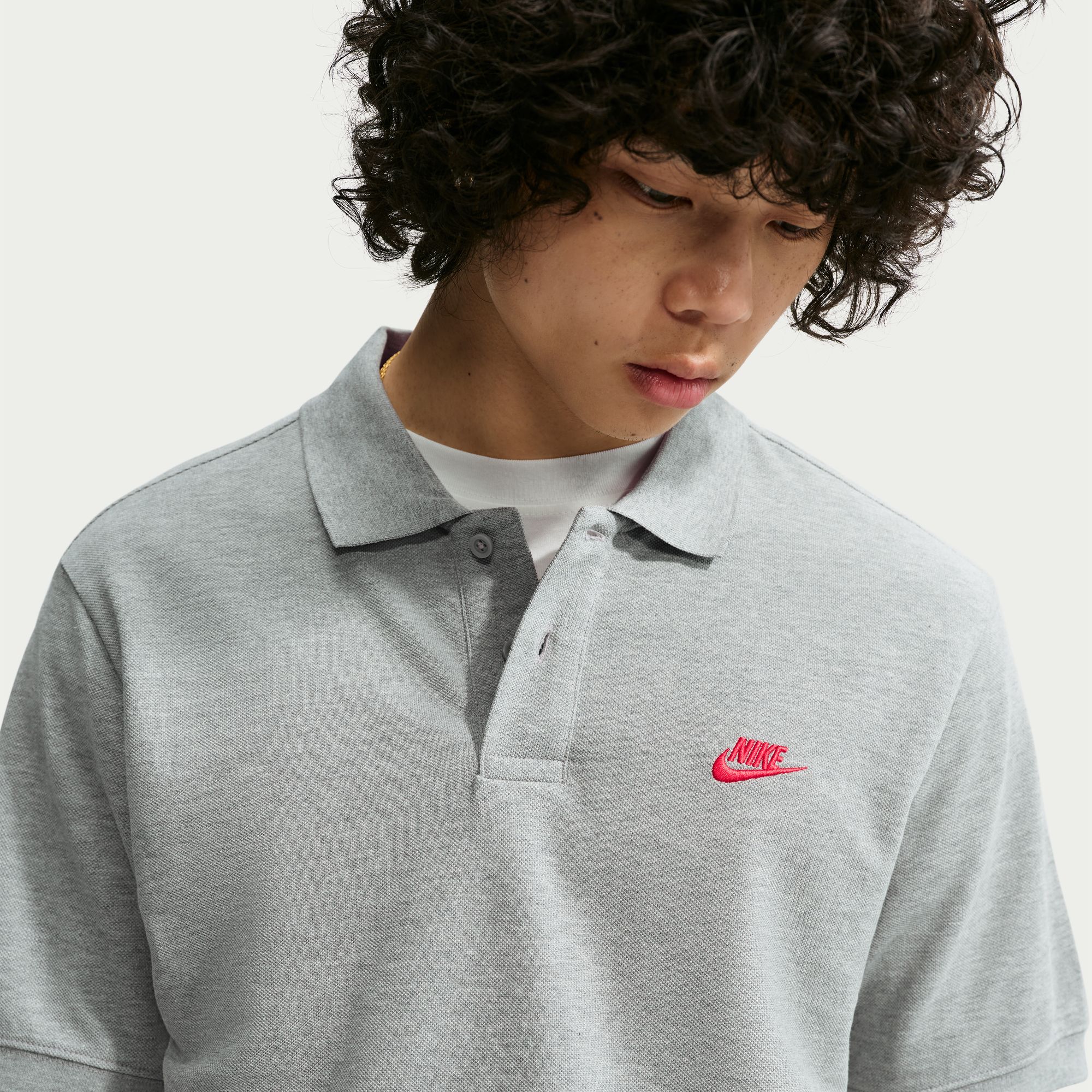 NIKE M NK CLUB SS POLO PIQUE DK GREY HEATHER/UNIVERSITY RED – Bild 5