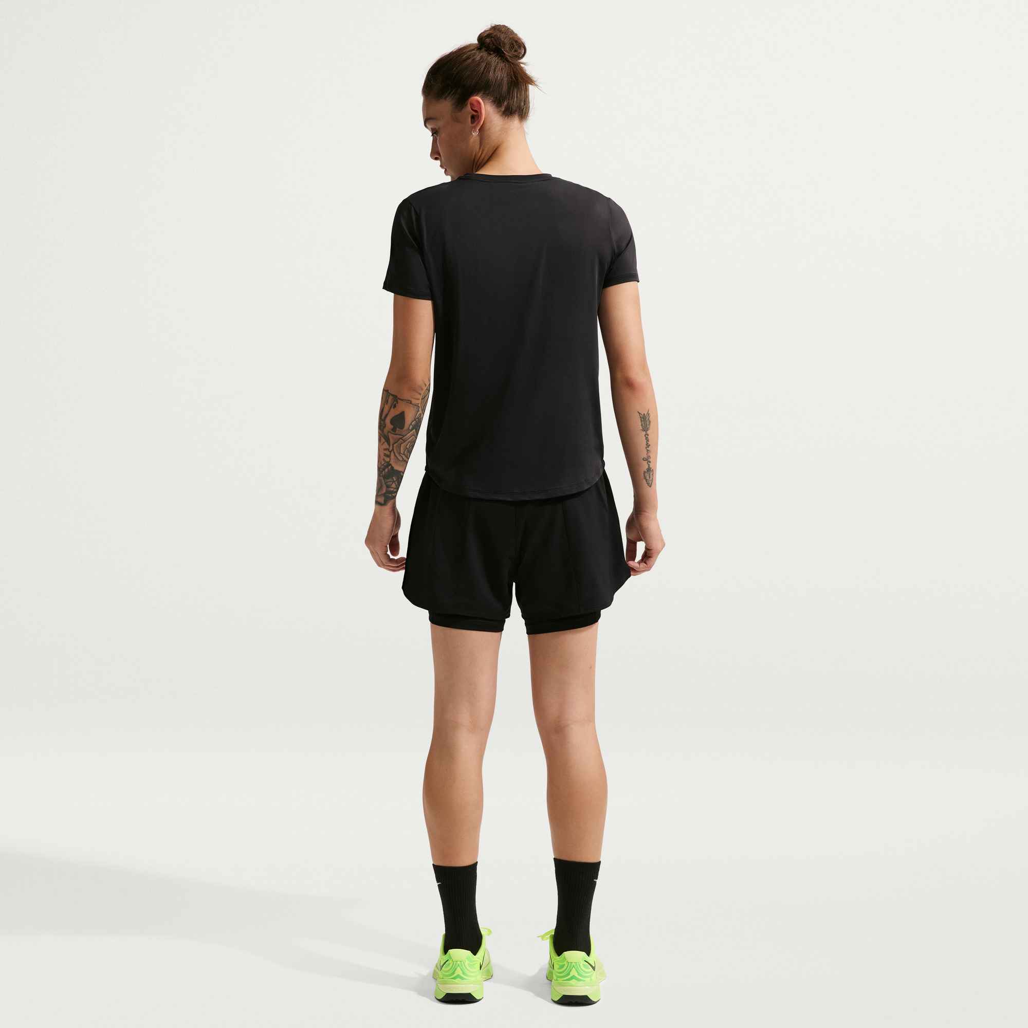 NIKE W NK ONE DF HR 3IN 2N1 SHORT BLACK/WHITE – Bild 2