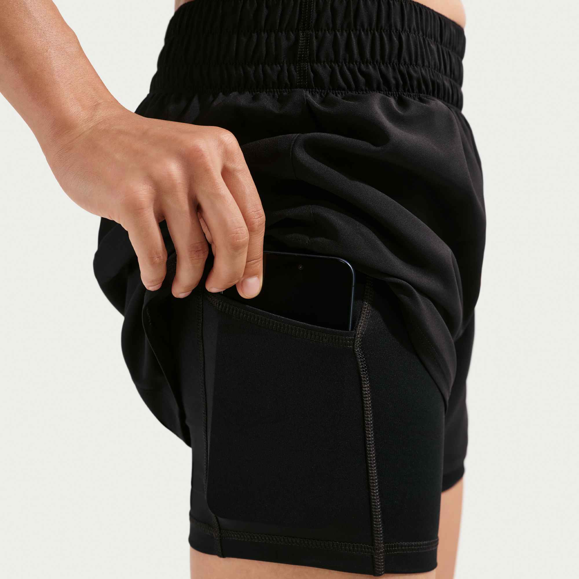 NIKE W NK ONE DF HR 3IN 2N1 SHORT BLACK/WHITE – Bild 3