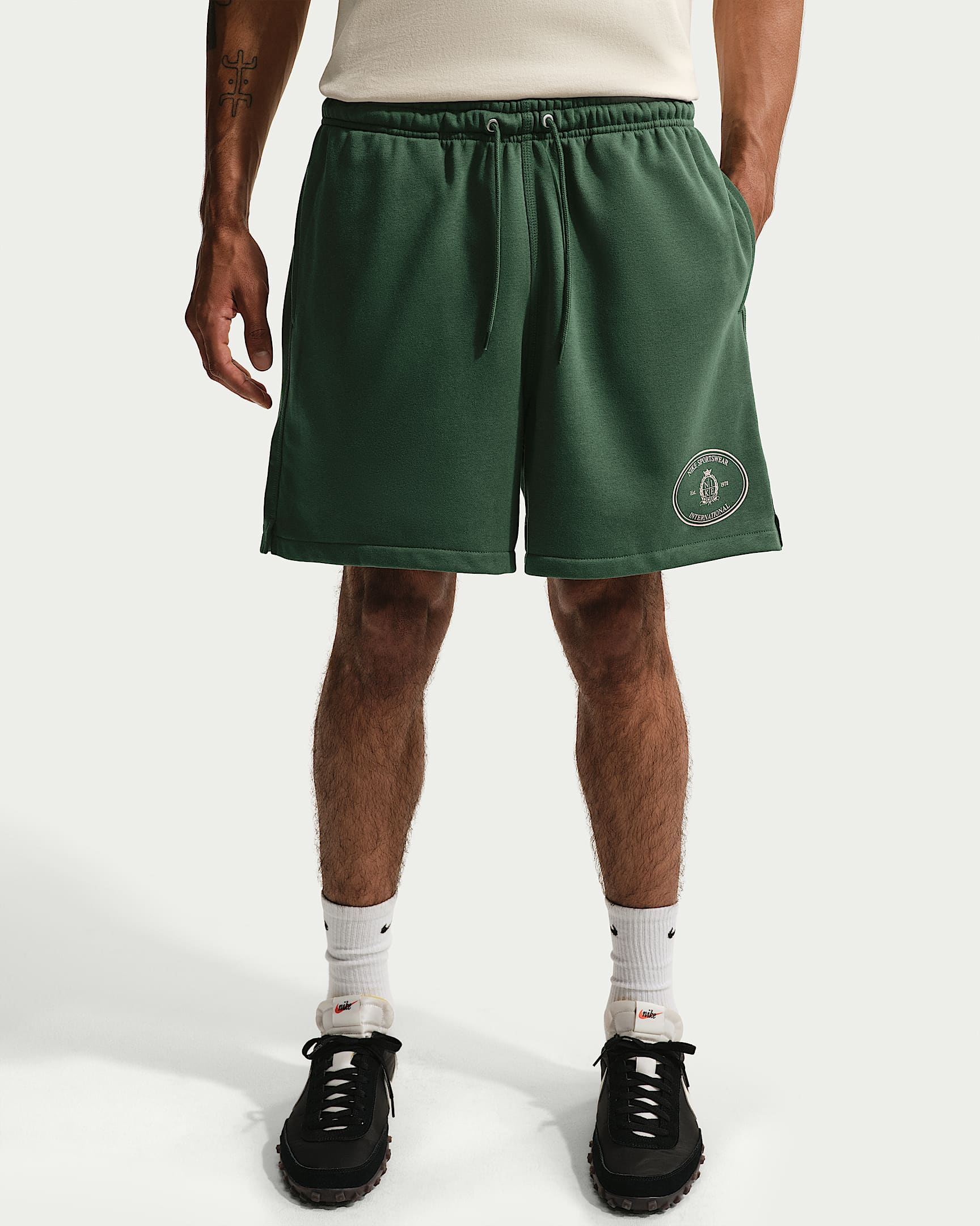 NIKE M NK CLUB FT FLOW SHORT NCC FIR/SANDDRIFT – Bild 2