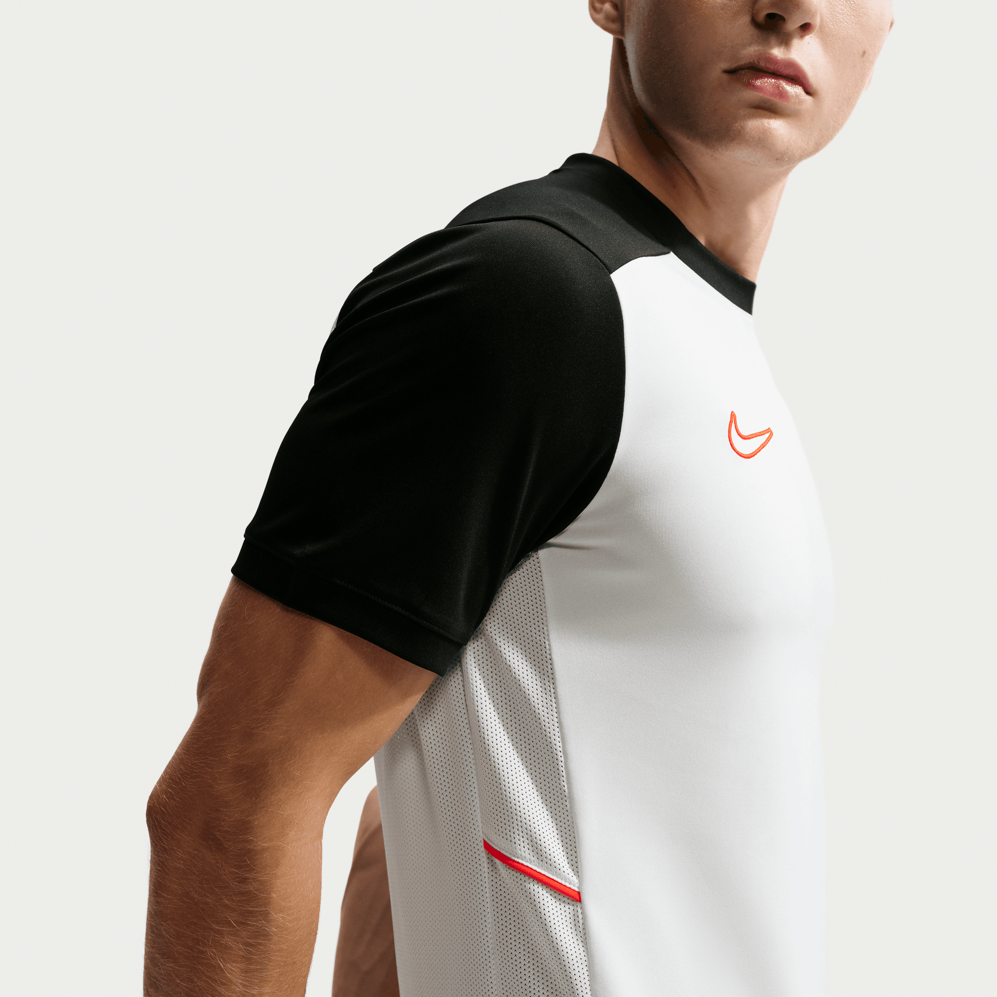 NIKE M NK DF ACD25 SS TOP BR WHITE/BLACK/BRIGHT CRIMSON – Bild 4